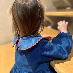 Zilā velūra meiteņu kleita – oversize siluets