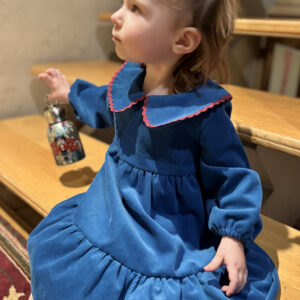 Zilā velūra meiteņu kleita – oversize siluets